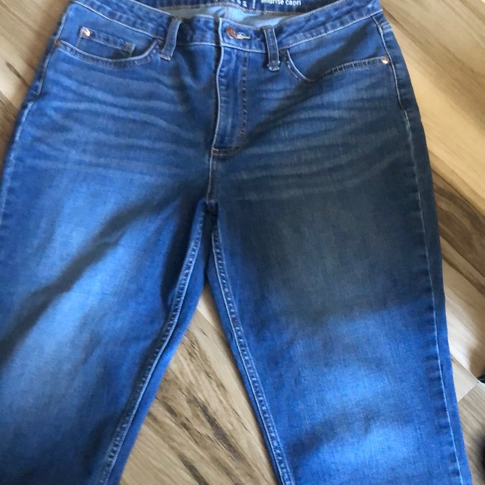 LEE MIDRISE CAPRI JEANS Size 10 Waistline to crotch is 10 1/2”. Hip to hip is 16
